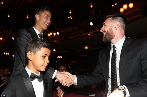 Messi và Ronaldo trong một lần hiếm hoi hỏi thăm nhau thân mật. Ảnh: PA